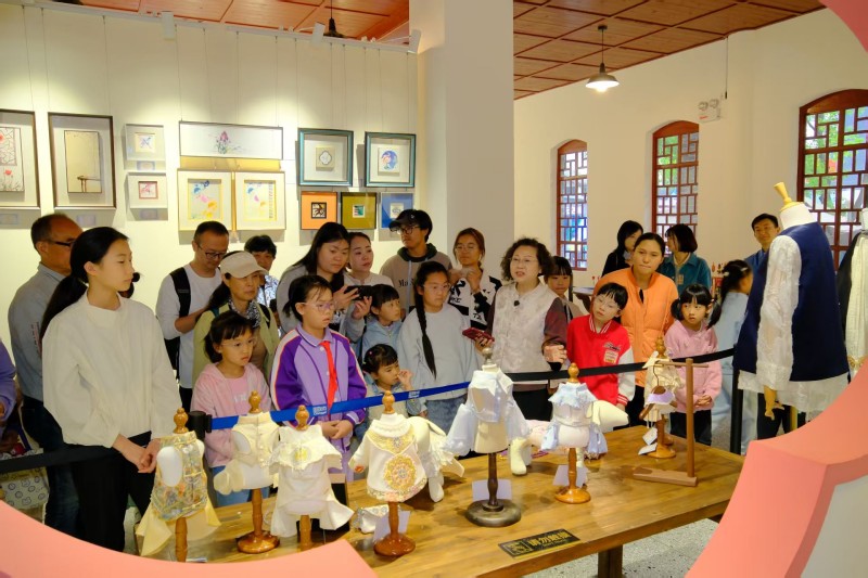 市民游客在观看非遗展。成都市非遗保护协会供图