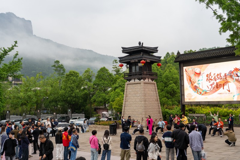 游客在剑门关景区观看表演。剑门关景区供图