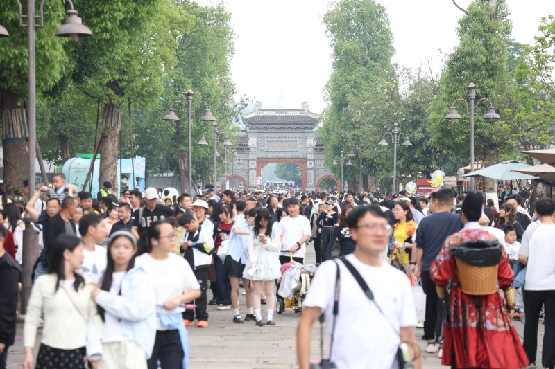 景区游人如织。翠屏区融媒体中心供图