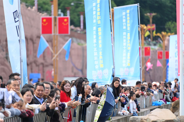 沿江观赛的市民、游客。武胜融媒供图