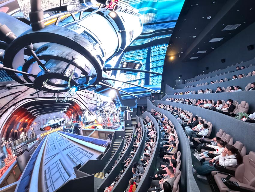 体验16K球幕影院，享受科技冲浪。恩阳科普大视界供图
