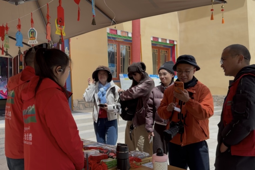 旅游咨询服务点。德格县委宣传部供图