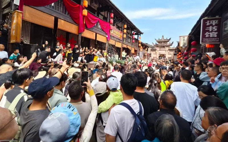 游客观看“刘备入城” 实景演绎。昭化区融媒体中心供图