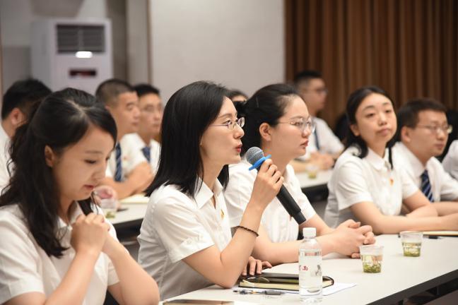 参与“党委书记与青年员工面对面”活动的青年员工积极发言。工行成都分行供图