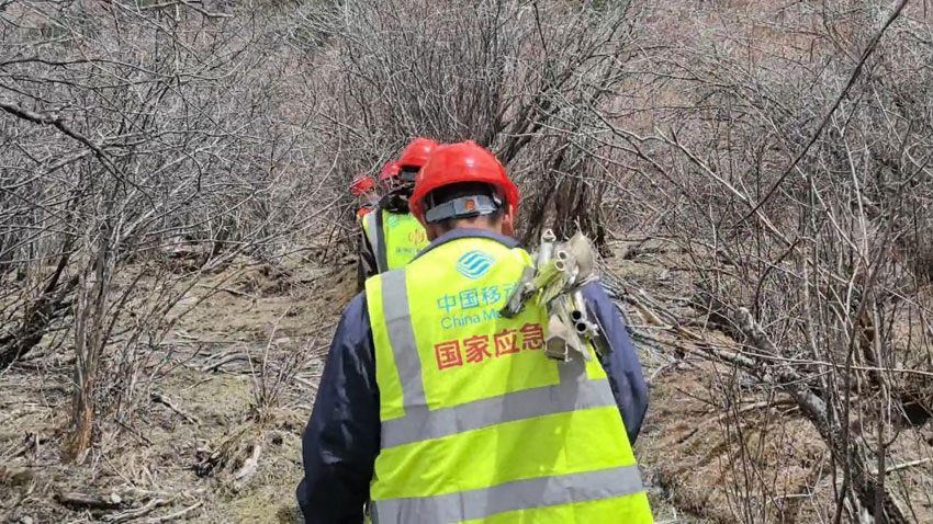 奋战高原建设基站。中国移动四川公司供图