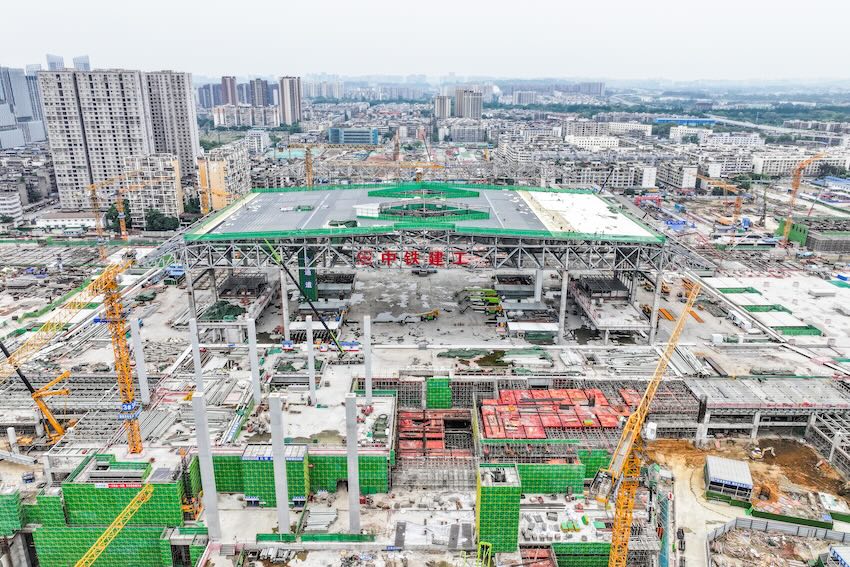 5月2日，成渝中线成都站站房改造现场。中铁成都局集团有限公司供图