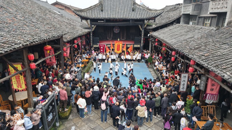 犍为县罗城古镇，市民、游客边品盖碗茶，边看精彩表演。乐山市融媒体中心供图