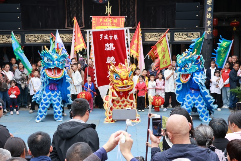 “五一”期间，犍为县罗城古镇麒麟灯表演。乐山市融媒体中心供图