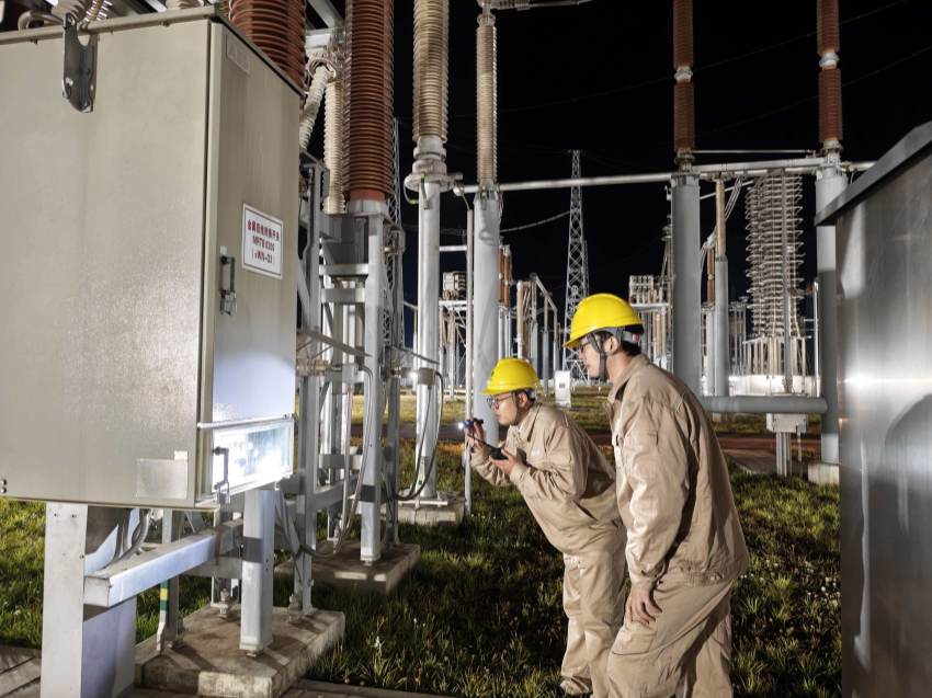 ±800千伏建昌换流站内，运维人员正在直流场内现场查看停电操作后的断路器状态。李萍萍摄