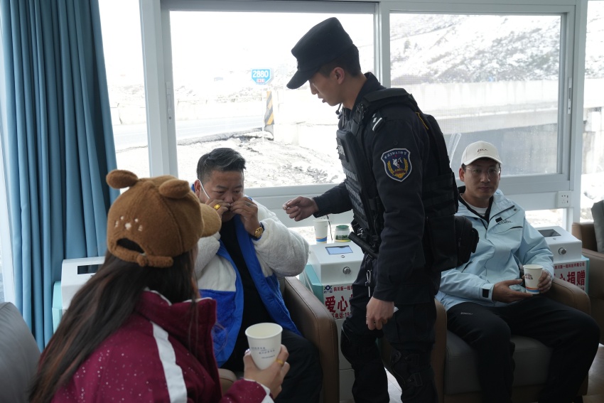 游客正在驿站内吸氧、休息。甘孜公安供图