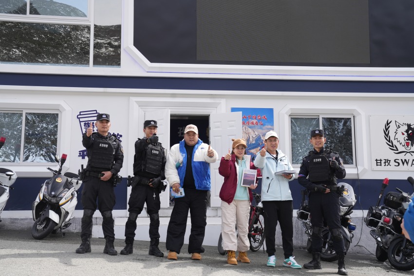 游客与特警人员一起在驿站前合影。甘孜公安供图