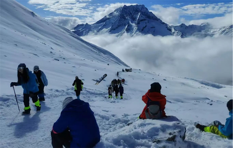 登山爱好者攀登三奥雪山。黑水县委宣传部供图