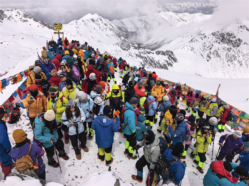 游客在三奥雪山。黑水县委宣传部供图