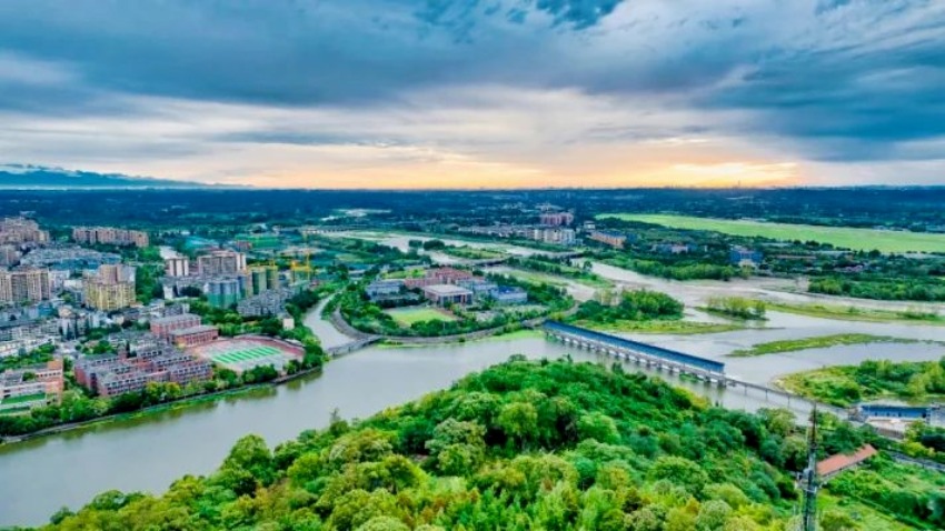 登山观堰。新津地志办供图