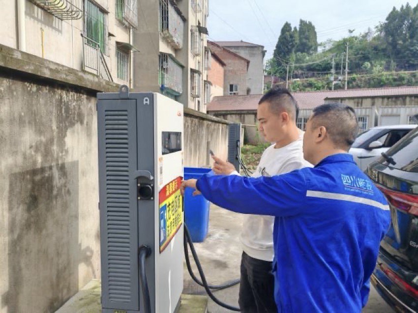 资中电力公司指导用户使用充电桩。四川省水电集团供图