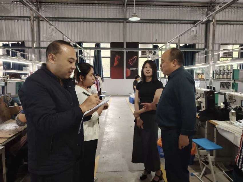 调研组走进车间收集用岗需求。安岳人大供图