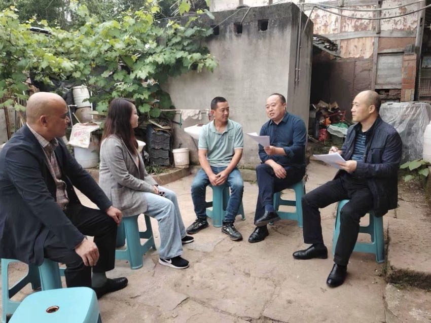 调研组走村入户听心声。安岳人大供图