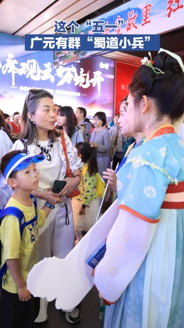 “蜀道小兵”向游客做好咨询和引导服务。张舰木供图