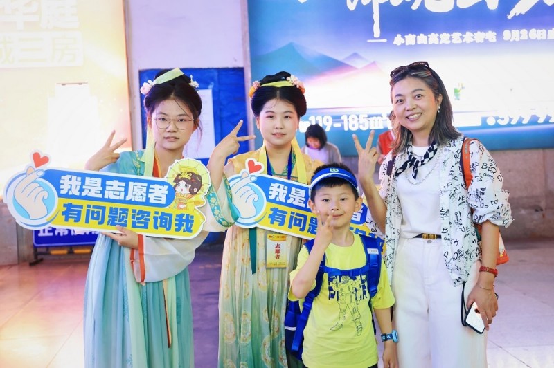 游客与“蜀道小兵”合影。张舰木供图