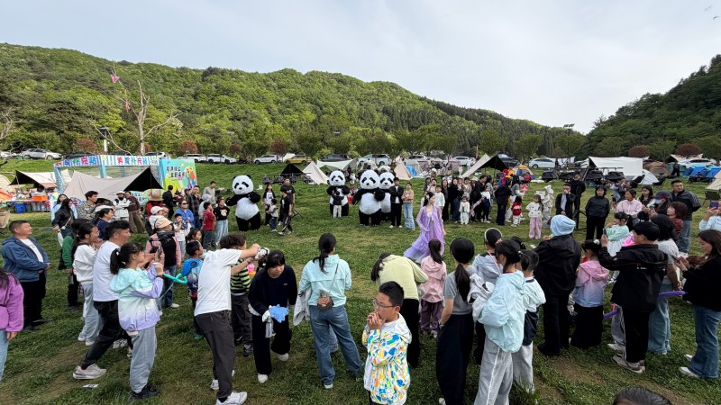 游客参与露营基地活动。利州区委宣传部供图