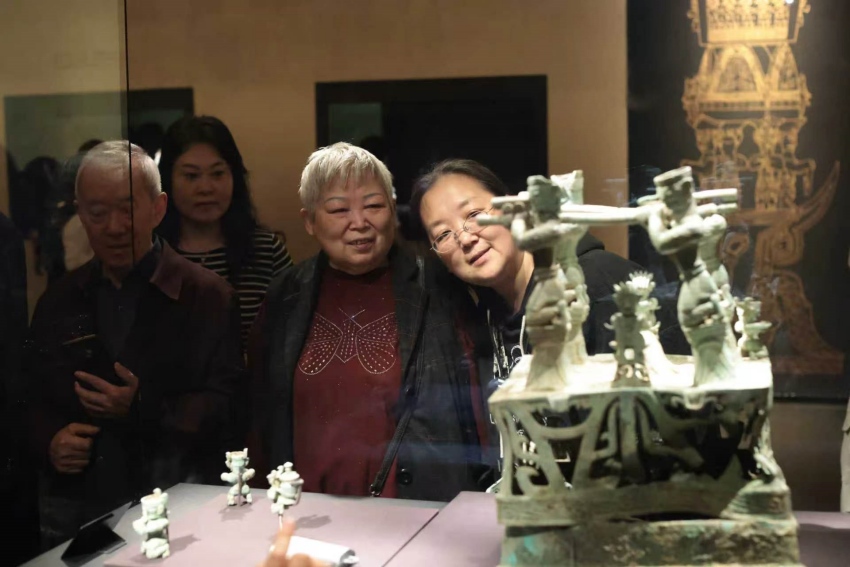 观众驻足欣赏青铜神坛底座。三星堆博物馆供图