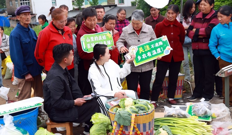 农户农产品登记收购环节。万源市融媒体中心供图