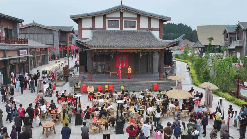 游客在真红巷文旅街区看川剧表演。周媛摄