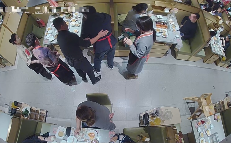 急救时刻监控拍下的画面。海底捞集团供图