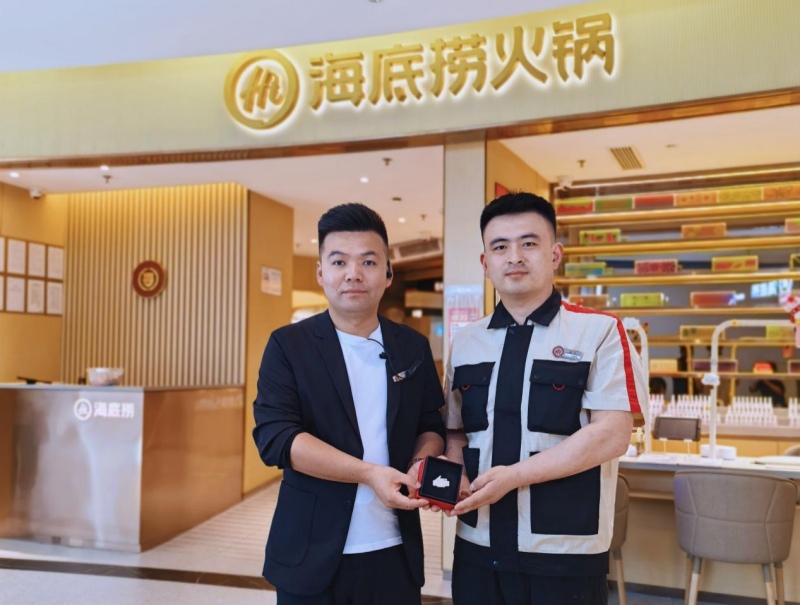 党员店经理赵彦凯（左一）获得银质勋章。海底捞集团供图