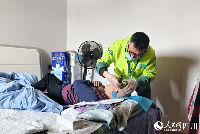 成都福寿康护理员蒋斌正熟练地为失能老人许爷爷理发。人民网 赵祖乐摄