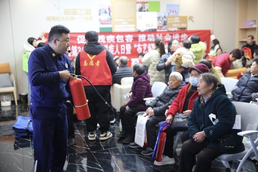 教群众使用灭火设备。叙永应急局供图