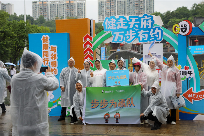 参与者在活动样板前拍照留恋。邻水融媒供图