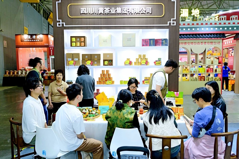 客商在洽谈茶叶销售业务。侯东摄