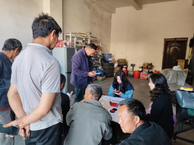 会理支公司工作人员办理农机保险。四川人保财险供图
