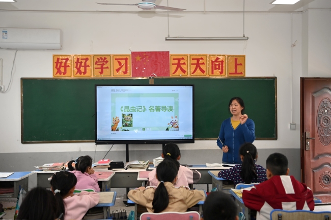 陈蓬珍老师给孩子们上课。周亮供图