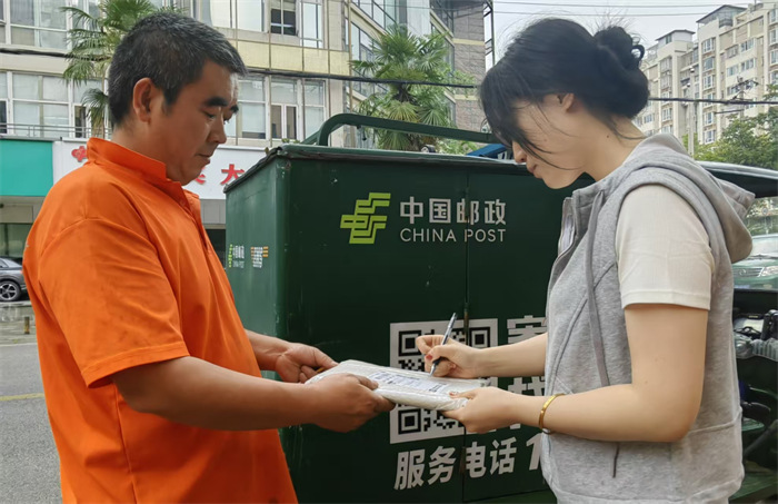 借阅用户签收图书快递 。中国邮政四川省分公司供图