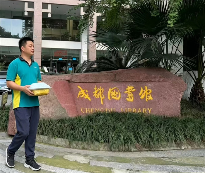快递员取到了市民借阅的图书。中国邮政四川省分公司供图