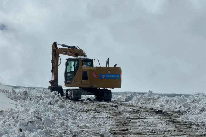 光伏场区道路积雪清理。四川大唐国际甘孜水电开发有限公司供图