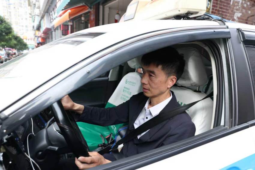 郭佐军准备出车。闫凯摄