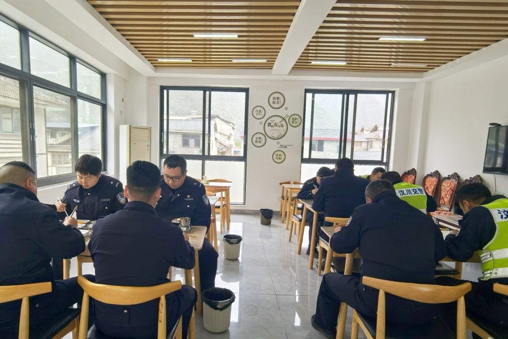工作人员在改造后的食堂用餐。汶川县烟草专卖局供图