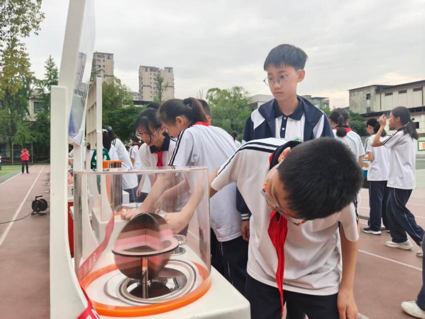 学生体验科普展览项目。吴敏摄