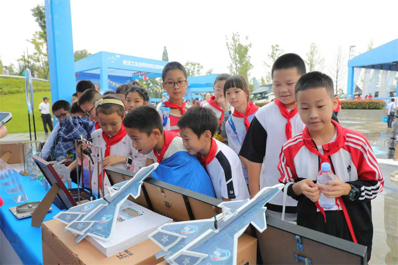 孩子们在航空科技展馆研学。张静供图