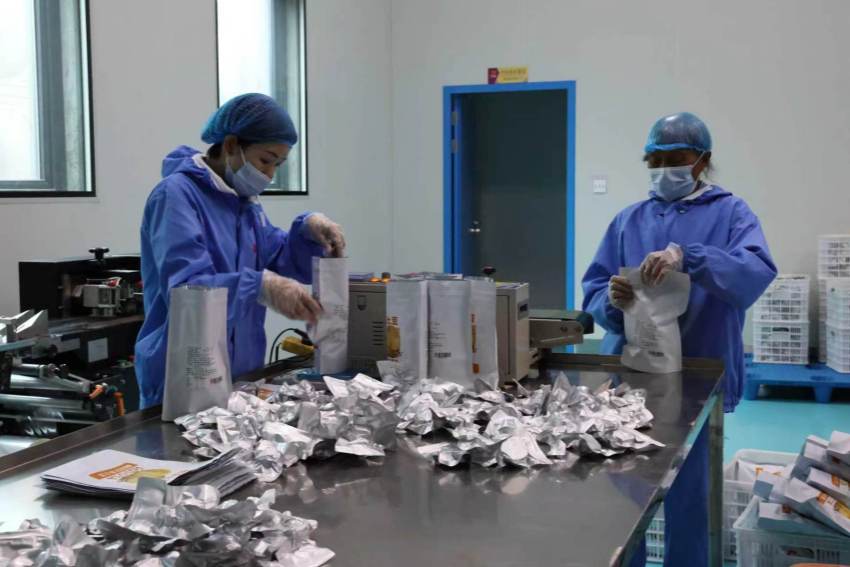 包裝車間內,工人正在對成品進行封袋處理。閆凱攝