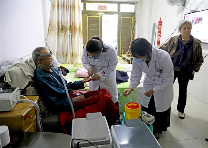 广安市广安区北辰社区卫生服务中心志愿者上门为失能老人进行健康体检。