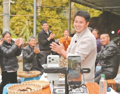 何建東直播帶貨羊肚菌。何建東供圖