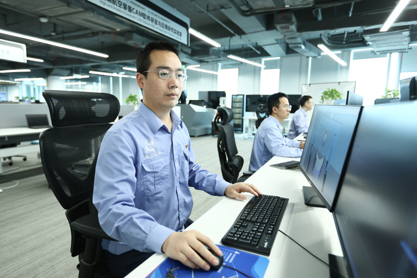 聂海平与同事们上机操作。受访者供图