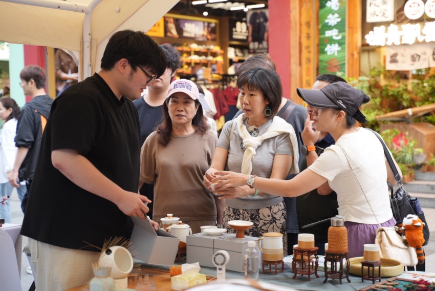 文创成果展现场。成都市残联供图