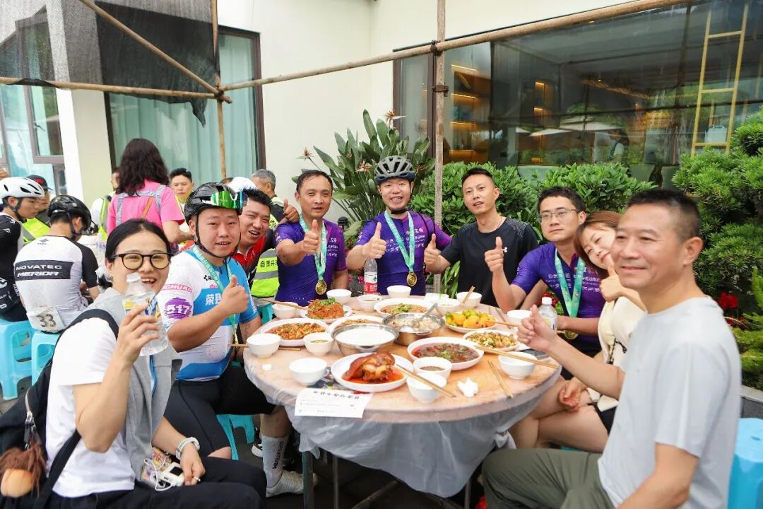 參賽選手在賽道騎行。榮縣融媒體中心供圖