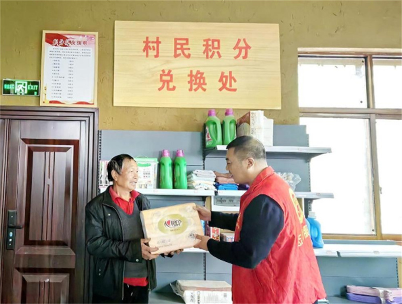 村民在“积分超市”免费兑换生活用品。广元市文广旅供图
