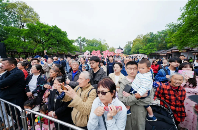 市民游客在成都武侯祠博物馆观赏现场举行的活动。成都市文广旅局供图